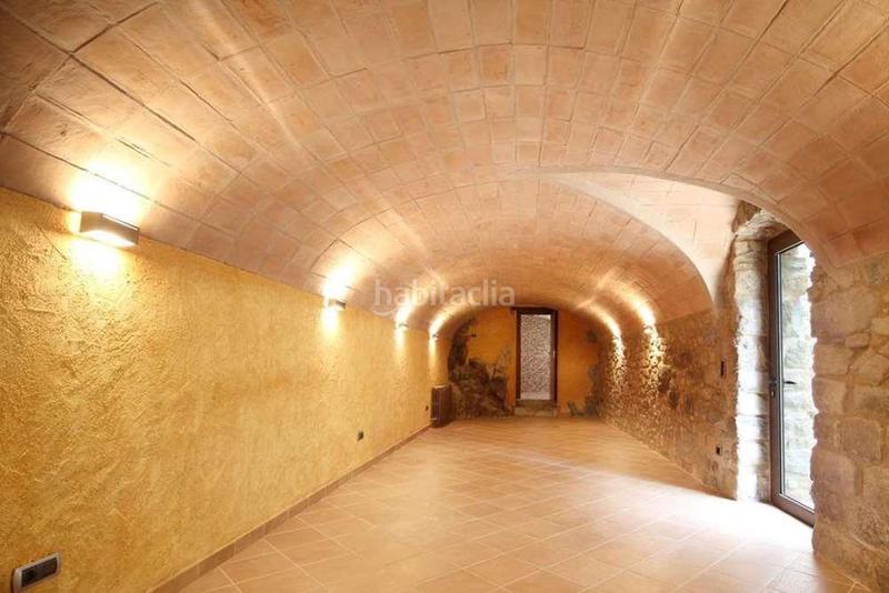 Foto aa12fa27-90df-4f84-b5fc-4a00a4fc3098. Casa aparellada amb aparcament a Jonquera (La)