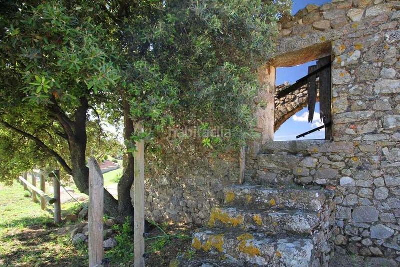 Foto b32d64d5-f95e-4325-911d-62f1c9fac3b4. Casa aparellada amb aparcament a Jonquera (La)