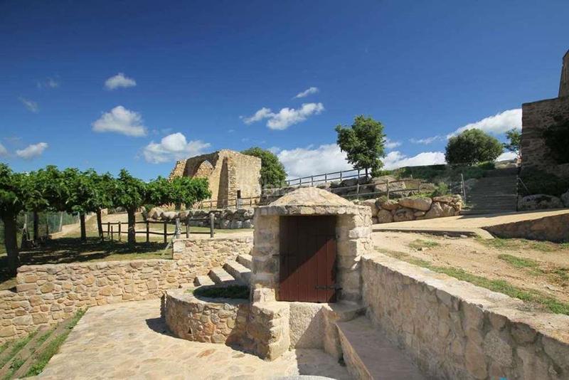 Foto b80b8d0c-e393-4639-afaa-c655189c109e. Casa aparellada amb aparcament a Jonquera (La)