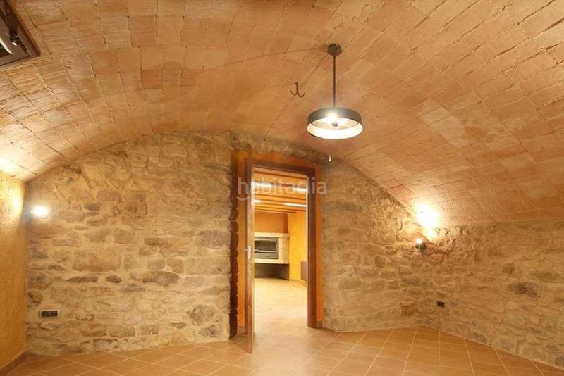 Foto c6539b8f-1df0-49f1-8736-057319a42743. Casa aparellada amb aparcament a Jonquera (La)