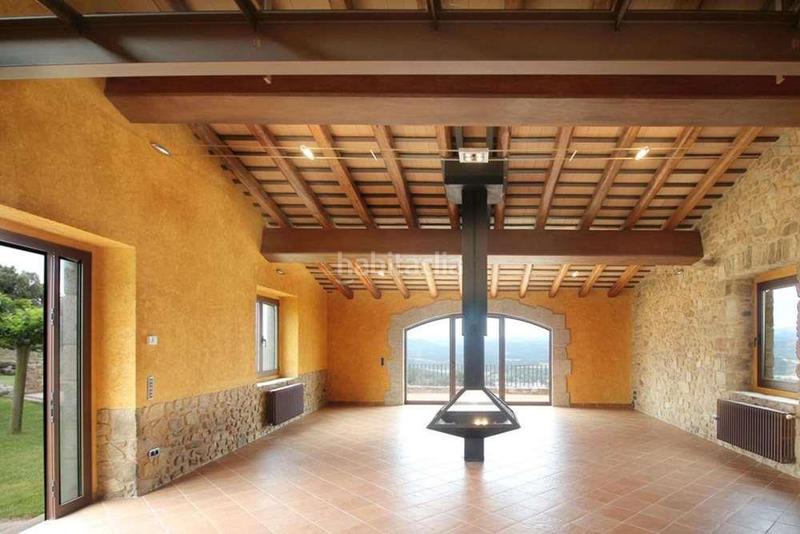 Foto d8ff6270-aa22-4103-97f2-09ac79aebed8. Casa aparellada amb aparcament a Jonquera (La)