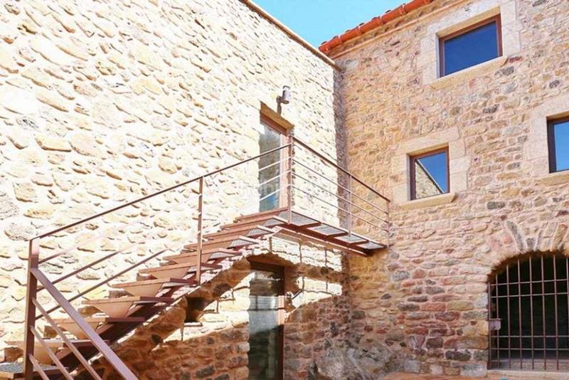 Foto f594d53f-ee34-462d-9738-8d82b07a66f4. Casa aparellada amb aparcament a Jonquera (La)