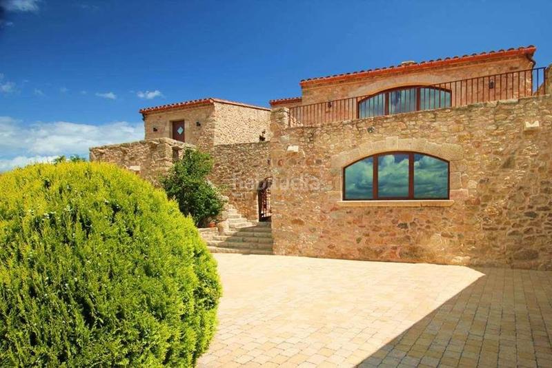 Foto f9d86bee-2c2b-4fc1-a8ef-67a14712d2a2. Casa bifamiliare con parcheggio in Jonquera (La)