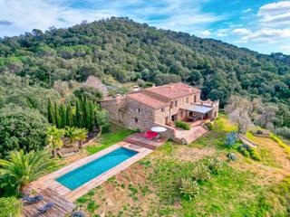 Xalet  Carretera de monells a sant sadurní de l'heura. Can merla, masía de 1853 totalmente renovada