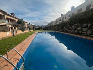 Casa aparellada  Carrer pla de la margarida. Casa unifamiliar adosada con patio, terrazas y piscina comunitar