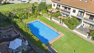 Casa pareada  Carrer pla de la margarida. Casa unifamiliar adosada con patio, terrazas y piscina comunitar