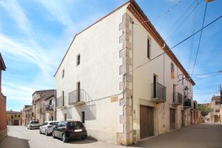 Xalet  Carrer joc de la pilota, 14, esc 4 pta 01. Una casa que respira vida en el corazón de garriguella