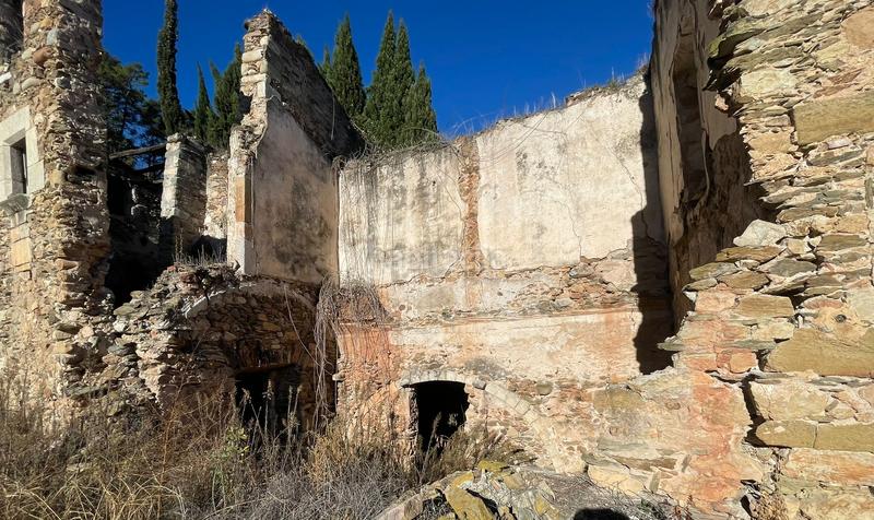 Foto 0b3f28e8-0ea6-4f0a-876b-29d5a04fee61. Casa pareada masía en ruinas con anteproyecto realizado en Sant Julià de Ramis