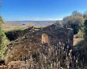 Casa aparellada  Can casabella. Masía en ruinas con anteproyecto realizado