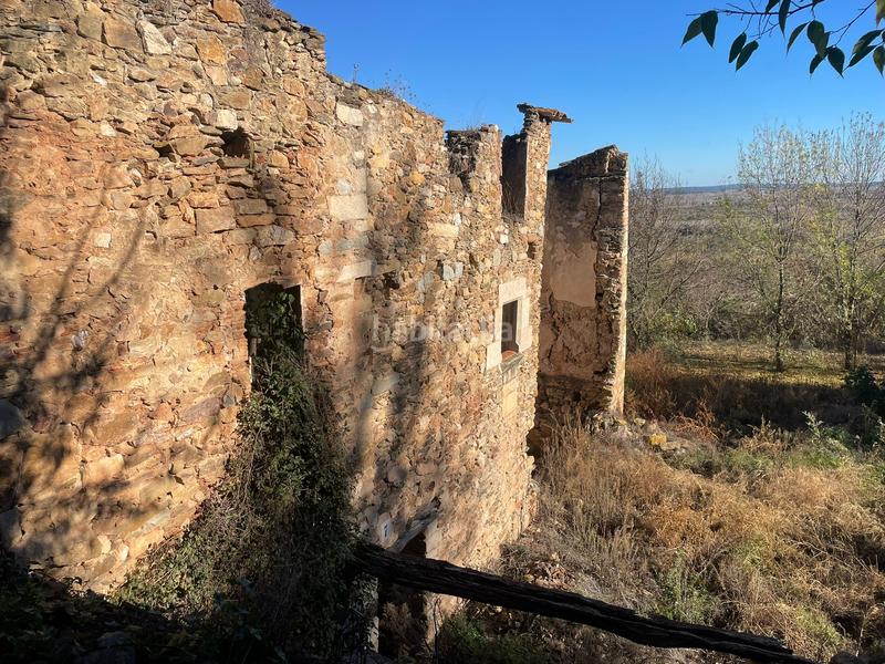Foto ec994951-c63c-4c92-876e-46dbbd010b51. Casa pareada masía en ruinas con anteproyecto realizado en Sant Julià de Ramis