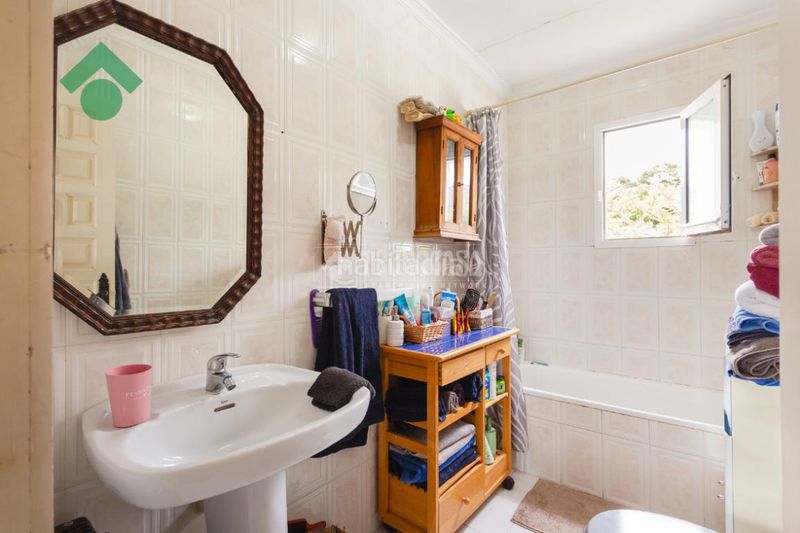 Foto 0a598cc3-47f5-41c0-bc2e-f8a011fbdc05. Casa aparellada amb aparcament a Capistrano Nerja