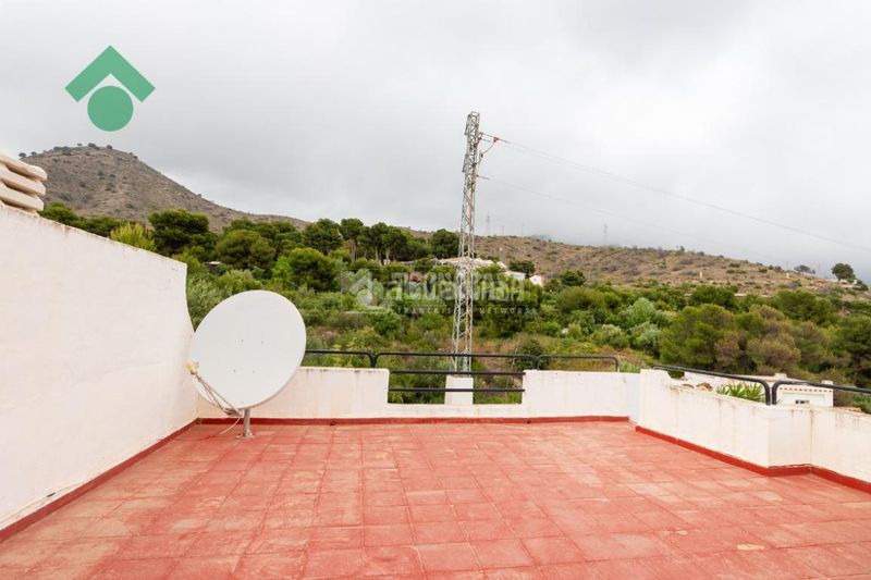 Foto c23c22da-23a4-4158-90b0-6723d20ee791. Casa aparellada amb aparcament a Capistrano Nerja