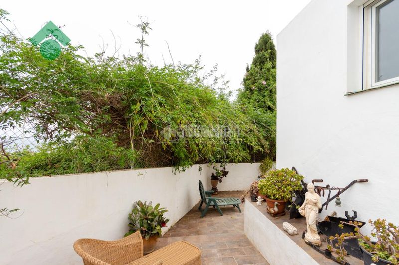 Foto f735e7a5-4441-43c0-bb13-b164a63d5313. Casa aparellada amb aparcament a Capistrano Nerja