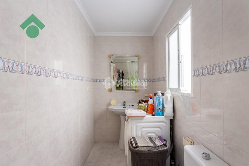 Foto 469ad697-b9d5-4707-8650-12fe3d5f1f08. Casa aparellada amb calefacció a Centro Nerja
