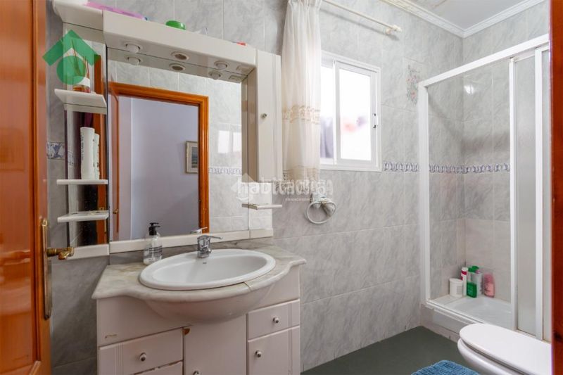 Foto e12b9ff3-b39b-4058-8977-4516d64c5926. Casa aparellada amb calefacció a Centro Nerja