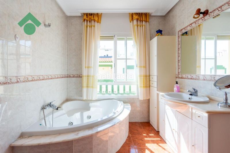 Foto cb0c3e2d-ef34-4bb0-aafd-88421b4ebd31. Casa aparellada a Chaparil - Torrecilla - Punta Lara Nerja