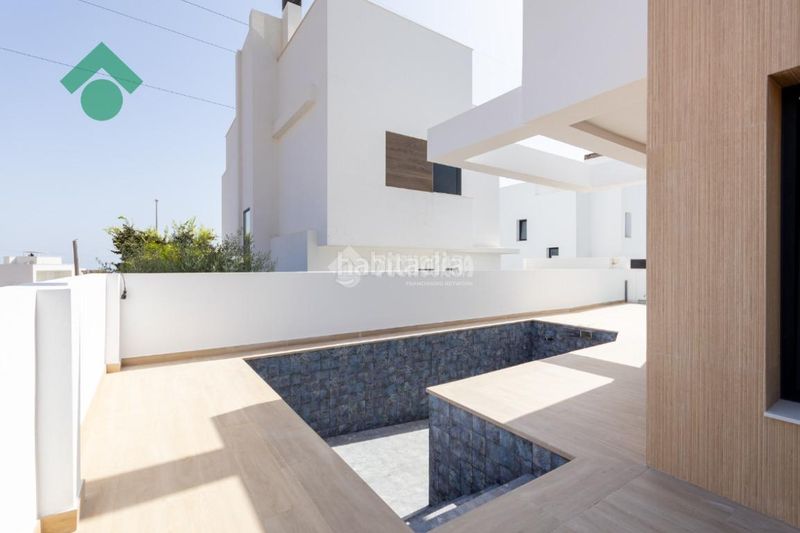 Foto b50d7d2c-004e-4ad8-a3b0-03dea9a211ca. Casa aparellada a Capistrano Nerja