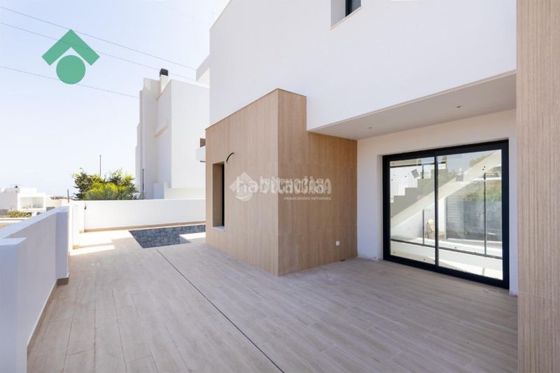 Foto cd7e5752-4d07-4c11-8361-a40c6dd37b61. Casa aparellada a Capistrano Nerja