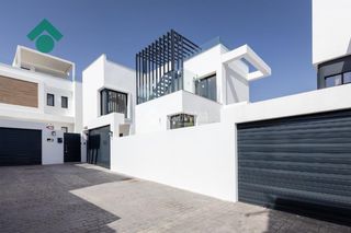 Casa aparellada a Capistrano. Casa en venta en nerja