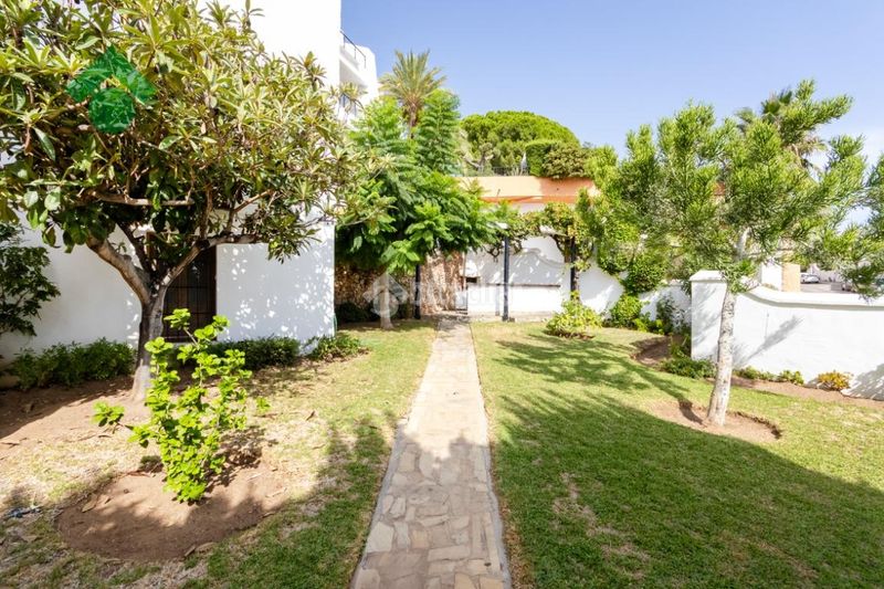 Foto 012fa9d1-43e0-40e6-8fdf-64e1354a6ae3. Casa aparellada a Capistrano Nerja