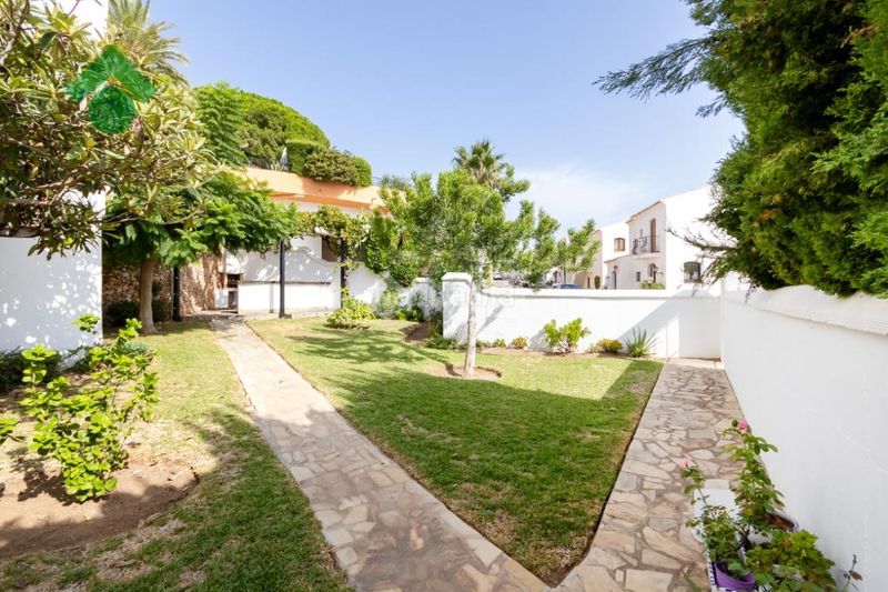 Foto e8910aba-498a-4fb6-a44d-7e6bd7a03990. Casa aparellada a Capistrano Nerja
