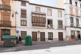 Édifice à Baza. Escpecatcular casa edficicio en el centro de baza