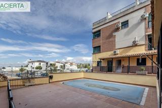 Ático  Calle duran. Piso en cajar con 3 dormitorios, garaje y piscina comunitaria.