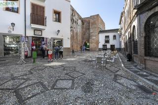 Edifici  De la botica. Edificio histórico junto a plaza larga, en el corazón del albaic