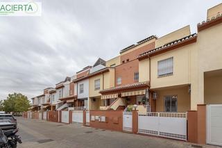 Casa adossada  Calle de la corbeta. Fantástica casa adosada junto a barrio periodistas ideal para vi