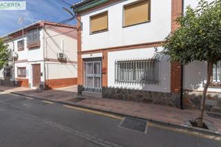 Casa aparellada  Calle de goya 6. Bonita casa haciendo esquina en calle goya armilla