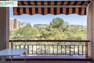 Appartement à Rosaleda - Juventud. Piso reformado en arabial