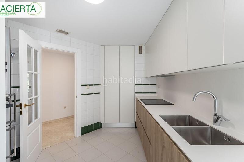 Foto 9b2b994d-13b0-4f30-b74f-36b11ce2403f. Flat with heating parking in Rosaleda - Juventud Granada