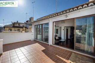 Piso  Calle san pedro mártir 8. Vive la experiencia de un ático premium en el corazón de granada