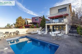 Casa  Calle cosmos. Gran casa en monachil