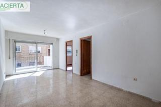 Pis  Calle el guerra 10. Piso con mucha luz y gran potencial en calle el guerra. segunda