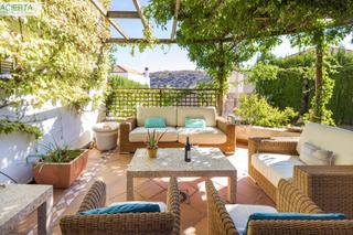 Chalet  Calle sala de las dos hermanas. Chalet independiente en acceso a la alhambra.