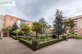 Appartamento  Calle padre claret. Joaquina eguaras  fantástico piso con 4 dormitorios, salón, coci