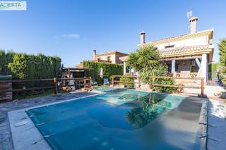 Xalet  Calle calle de josé saramago, 1. Casa rústica con piscina y vistas a la sierra, cerca de la costa