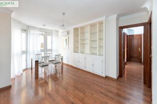 Pis  Las flores 10. Piso en venta en calle arabial, centro  granada