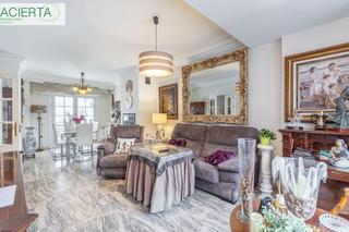 Casa adossada  Calle pdta eduardo molina fajar. Casa en la mejor zona de periodistas