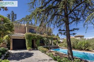 Chalet  Calle goya. Casa con terreno y piscina  en la zubia