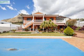 Casa a Atarfe. Espectacular casa independiente en atarfe con piscina y terreno