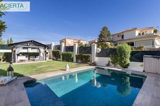 Chalet  Calle mar del coral 24. Cortijo del aire, albolote  chalet pareado de esquina con jardín