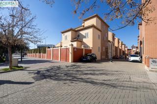 Maison jumelée à Av. F. Garcia Lorca - Nueva Estación Autobuses. Espectacular casa ubicada en el exclusivo barrio de albayda, dis