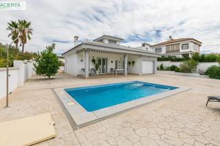 Xalet  Calle calle de la amapola, 10. Chalet moderno y acogedor con piscina en una sola planta
