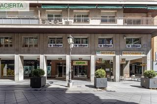 Locale commerciale in Calle ángel ganivet 15. Local de dos plantas  oficina en angel ganivet