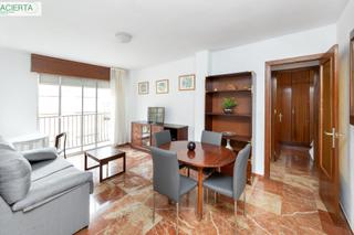 Appartement à Calle azhuma 17. Piso de tres dormitorios y garaje junto a calle alhamar