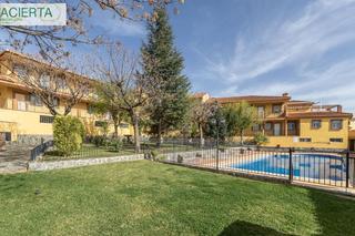 Pis  Calle encantado. Pisazo con terraza y residencial con piscina en ogijares!