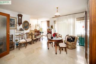 Etagenwohnung  Calle sos del rey catolico 9. Gran piso en urbanización alminares del genil.