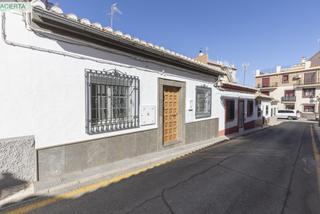 Casa adossada a La Zubia Ciudad. Casa reformada en planta baja